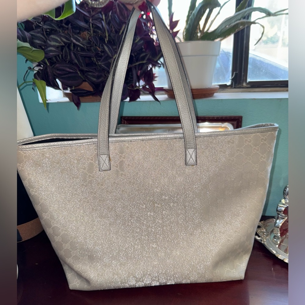 ✨Authentic ✨ Gucci Shimmering Silver Tote Bag - Picture 2 of 16